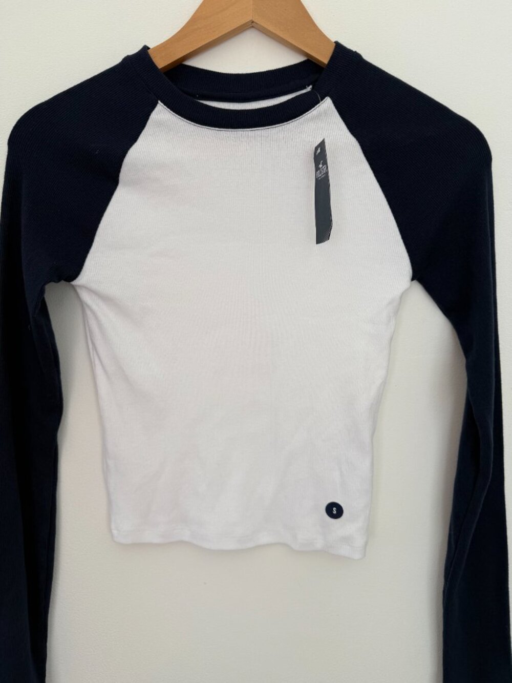 NWT Hollister Baby Tee White Navy Raglan Long Sleeve Size S 90s Y2K Retro
